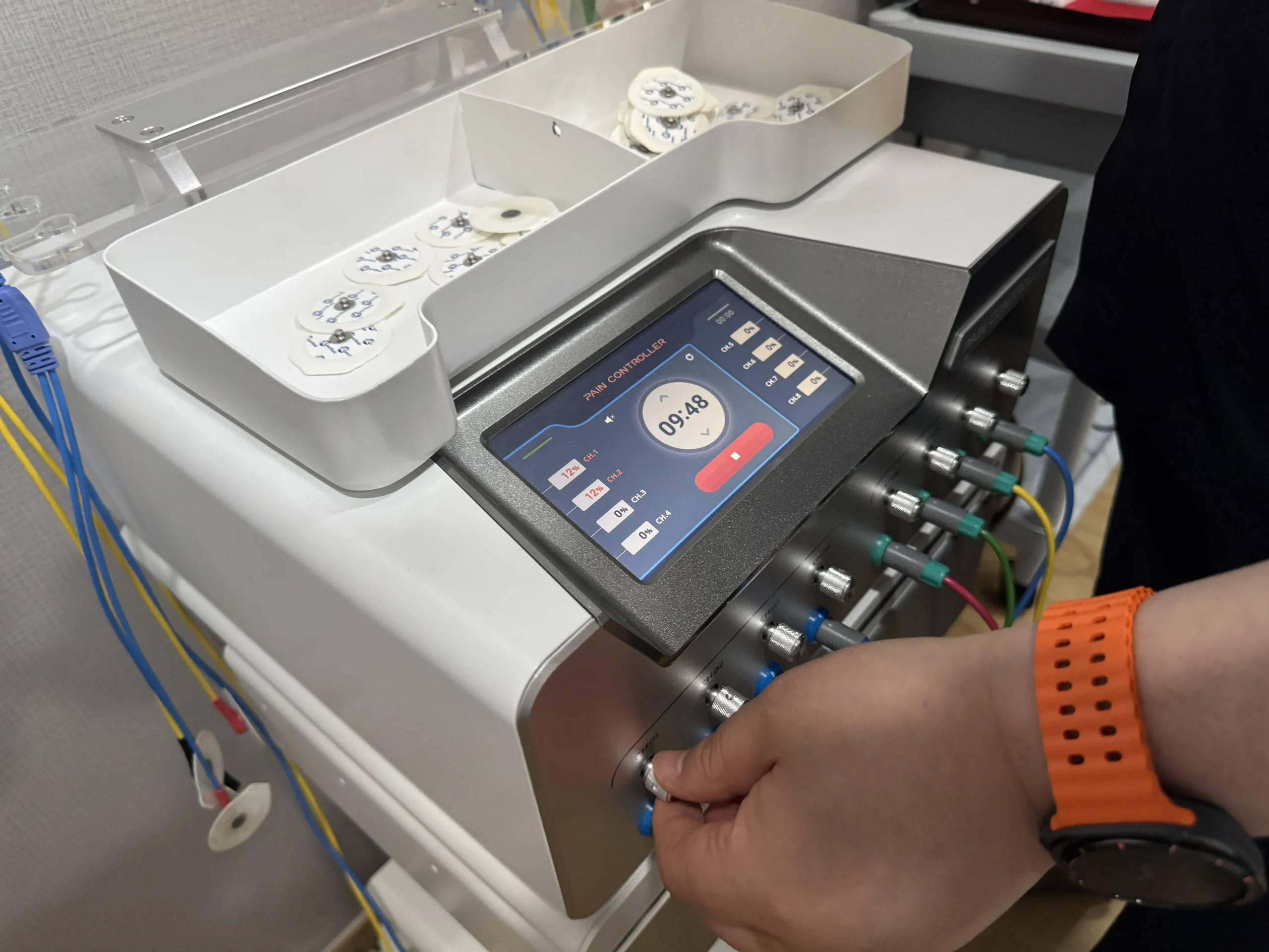 대구 표적치료 부작용 관리|통증 치료기 PAIN CONTROLLER 작동 및 조작 장면